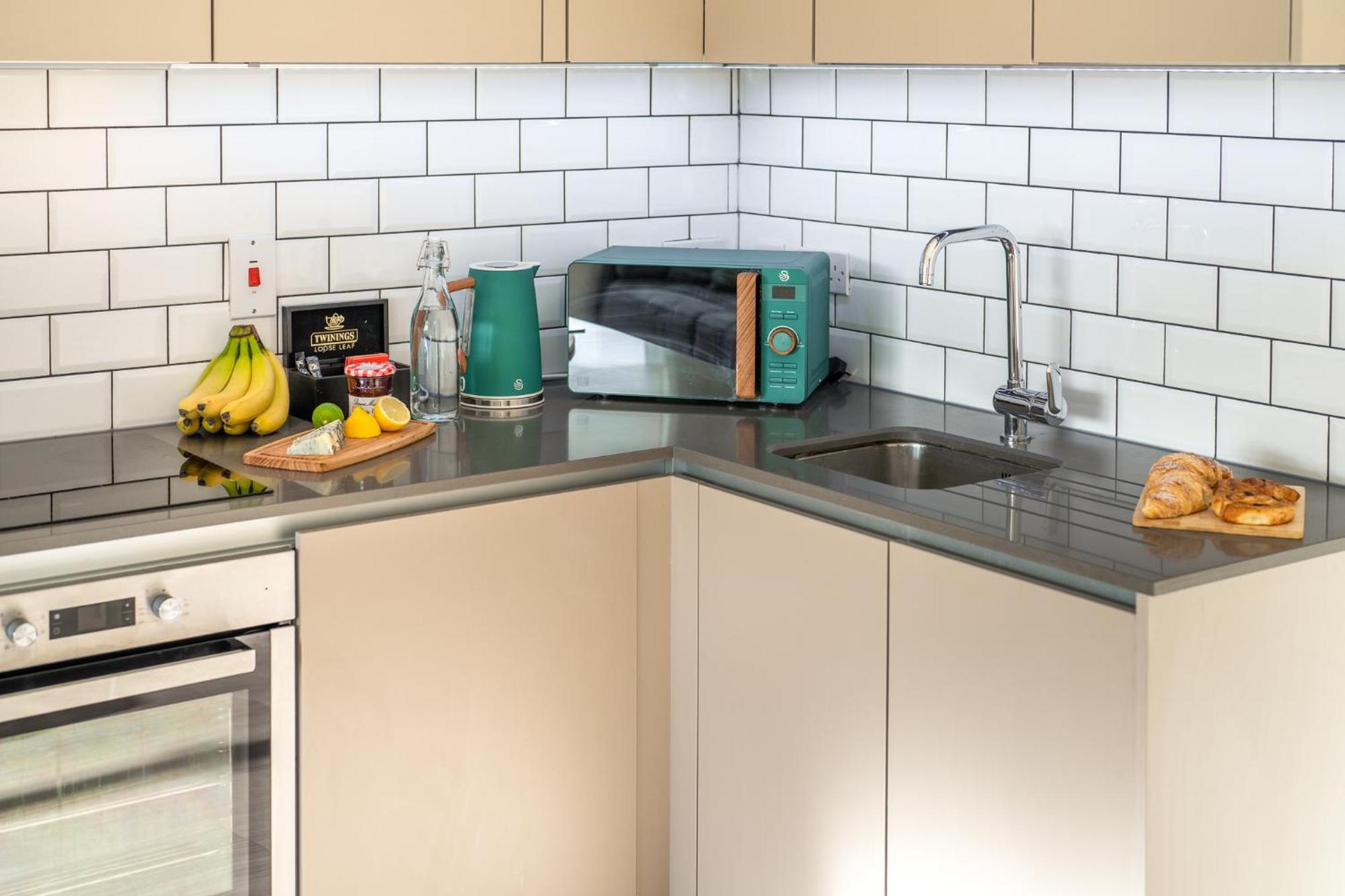 Luxury 1 Bedroom Serviced Apartment With Roof Terrace & Gym Stevenage Extérieur photo