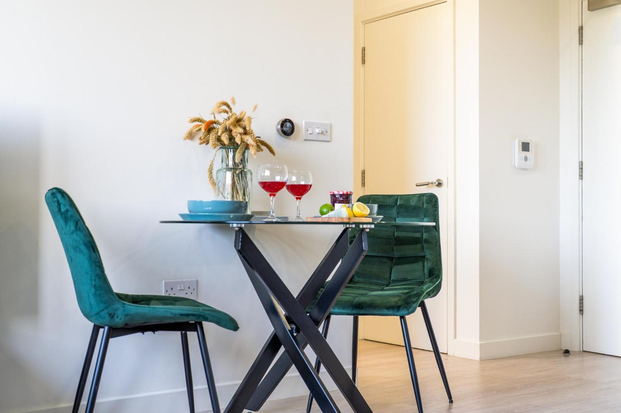 Luxury 1 Bedroom Serviced Apartment With Roof Terrace & Gym Stevenage Extérieur photo