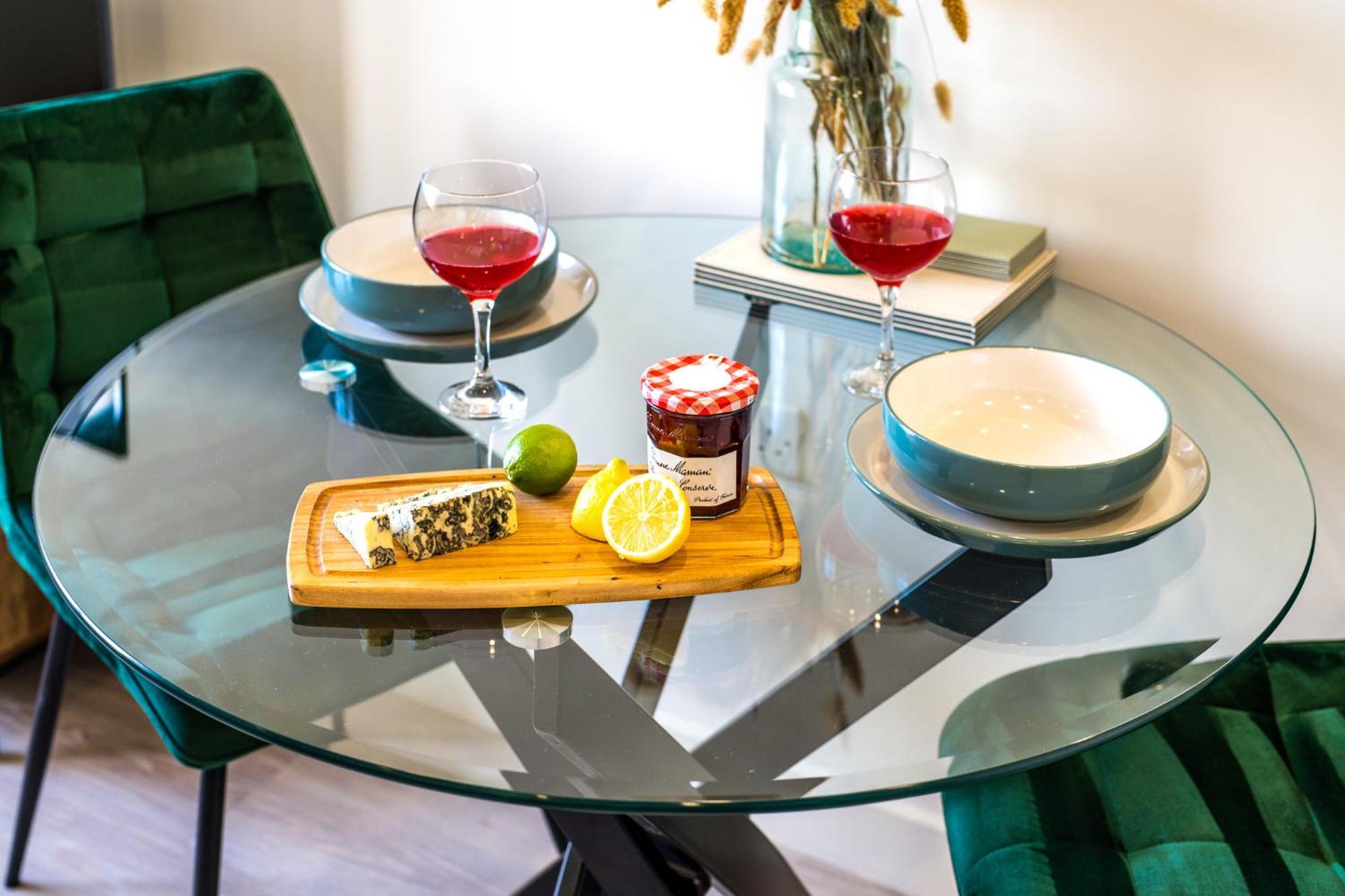 Luxury 1 Bedroom Serviced Apartment With Roof Terrace & Gym Stevenage Extérieur photo