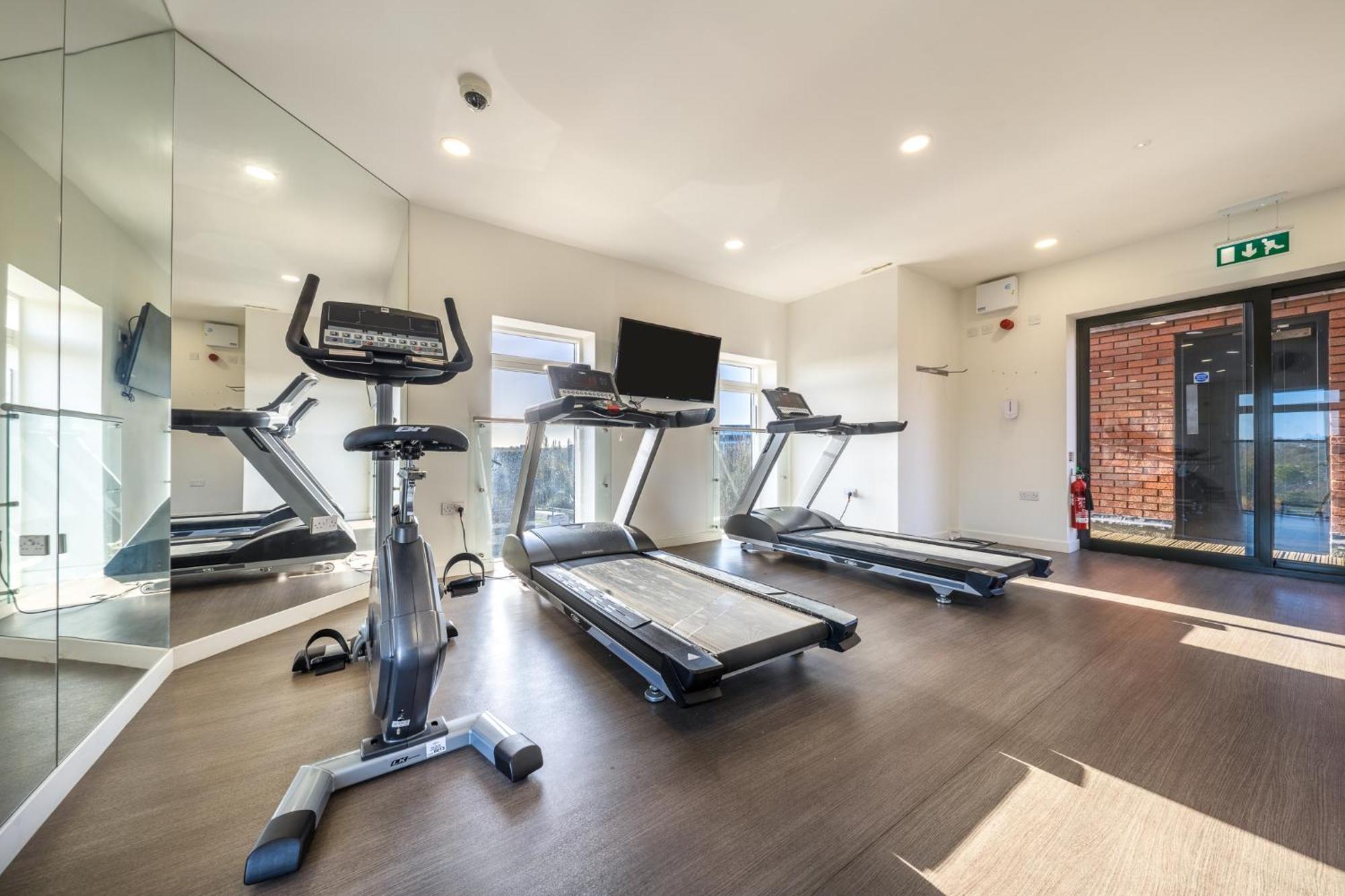 Luxury 1 Bedroom Serviced Apartment With Roof Terrace & Gym Stevenage Extérieur photo