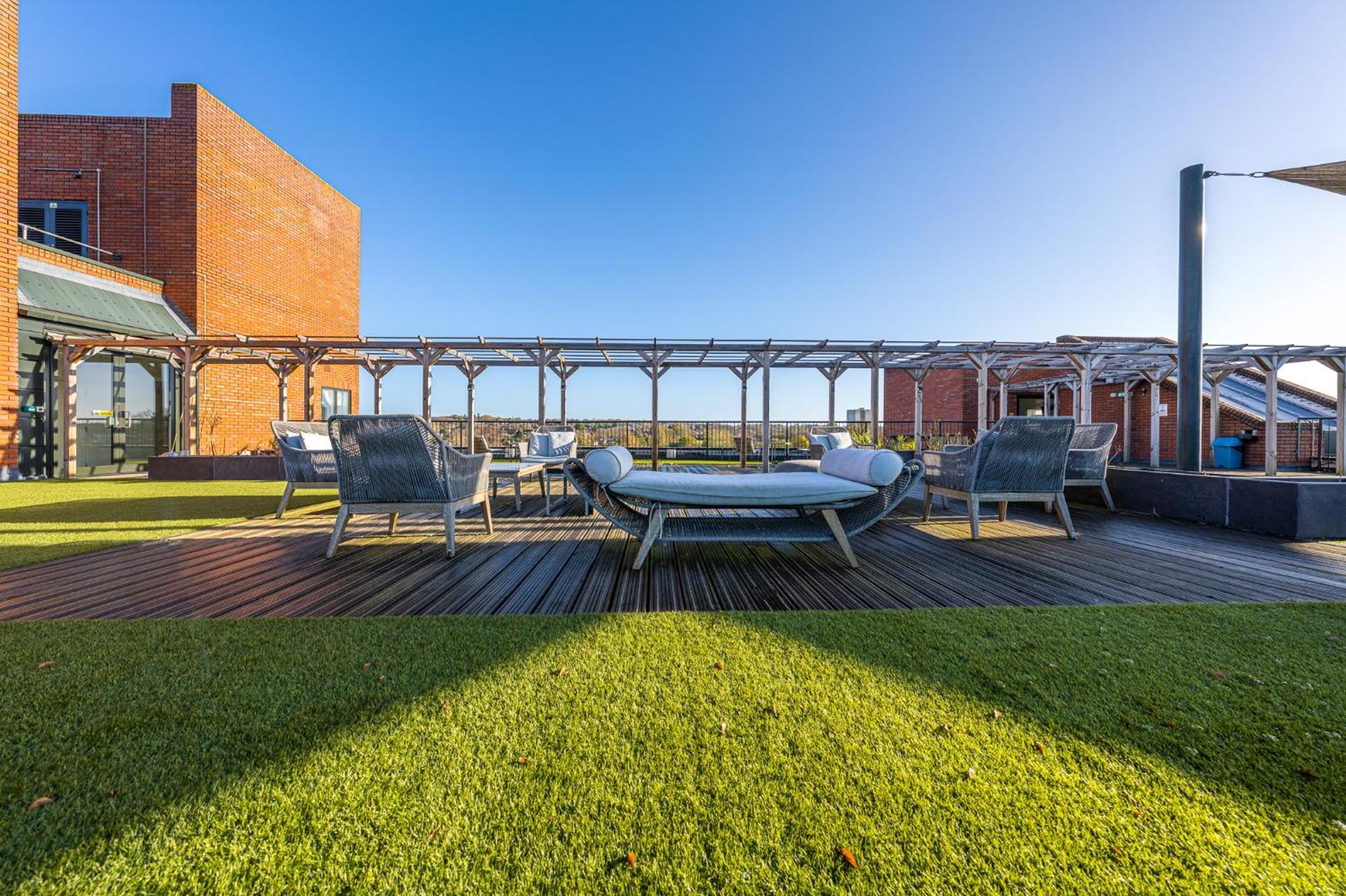 Luxury 1 Bedroom Serviced Apartment With Roof Terrace & Gym Stevenage Extérieur photo